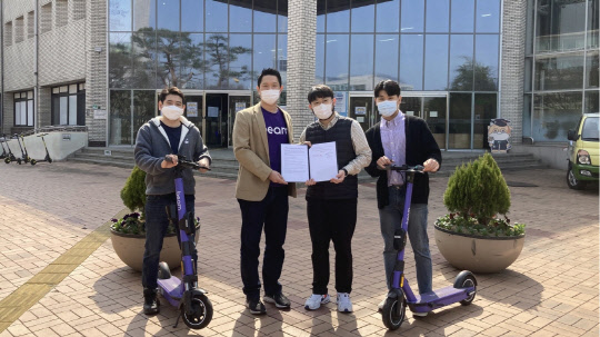 강희수(왼쪽 두 번째) 빔모빌리티코리아 사장이 건국대학교 학생복지위원회와 건국대 서울캠퍼스 내 공유 전동킥보드 운행에 대한 업무제휴협약 체결 후 기념사진을 찍고 있다.<빔모빌리티코리아 제공>